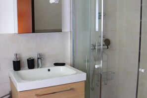 Douche, sèche-cheveux, bidet
