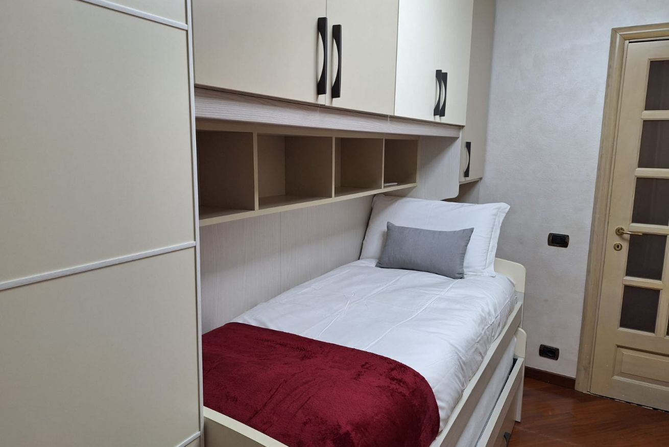 2 quartos, ferros/tábuas de passar roupa, roupa de cama