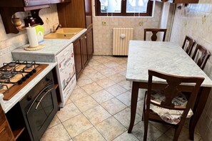 Wasserkocher mit Kaffee-/Teezubehör, Kühlschrank, Mikrowelle, Ofen