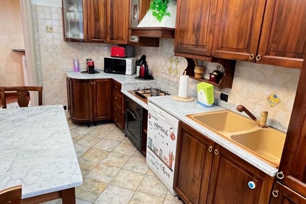 Réfrigérateur, micro-ondes, four, lave-vaisselle