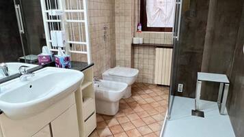 Douche, sĂšche-cheveux, bidet