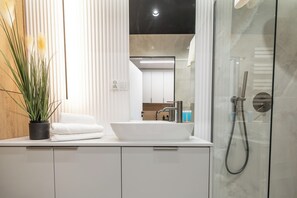 Dusche, Haartrockner, Handtücher, Seife