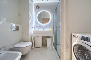 Shower, hair dryer, towels