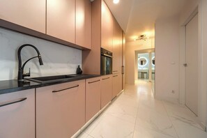 Fridge, oven, stovetop, dishwasher