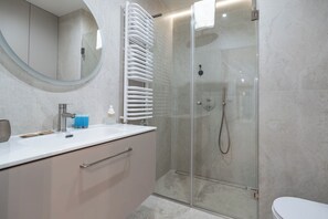 Suihku, ilmaiset hygieniatuotteet, hiustenkuivaaja, pyyhkeet