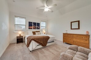 4 bedrooms, iron/ironing board, travel crib, WiFi - Cozy Fort Worth! Home~Pool Table~Grill~PrivateYard (Haslet)