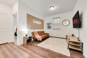 Een smart-tv, een open haard, videogames en een tafeltennistafel