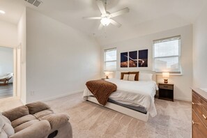 4 slaapkamers, een strijkplank/strijkijzer, reisbedje, gratis wifi