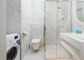 Dusche, Haartrockner, Handtücher