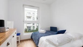 1 dormitorio, tabla de planchar con plancha, wifi y ropa de cama