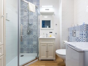 Douche, sèche-cheveux, serviettes fournies, savon