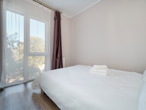 2 bedrooms, iron/ironing board, WiFi, bed sheets