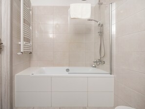 Secador de cabelo, toalhas de banho, sabonete, shampoo