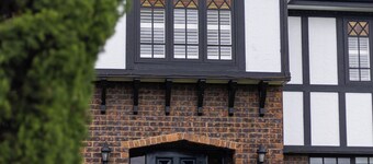 Charming 4-bedroom house with WiFi and AC in serene Eight Mile Plains