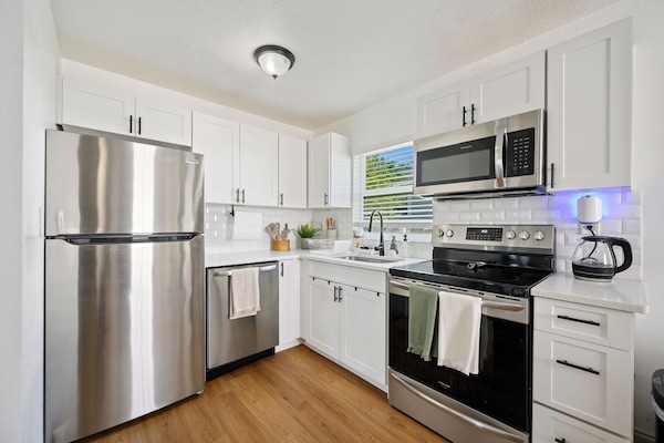 Frigorifero, microonde, forno, piano cottura