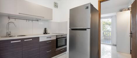 Fridge, oven, stovetop