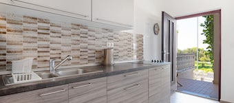 Superbe appartement Ă Pirovac avec WiFi