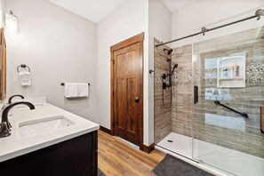 Shower, hair dryer, towels, soap - Stunning Cimarron Golf Villa Lic# STR-1-2024-038 (Ridgway)