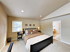 3 bedrooms, desk, iron/ironing board, travel cot