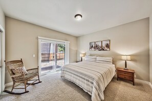 3 室のベッドルーム、デスク、アイロン / アイロン台、旅行用ベビーベッド