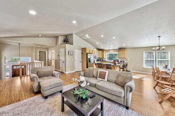 スマートテレビ、暖炉、テーブルサッカー台、書庫