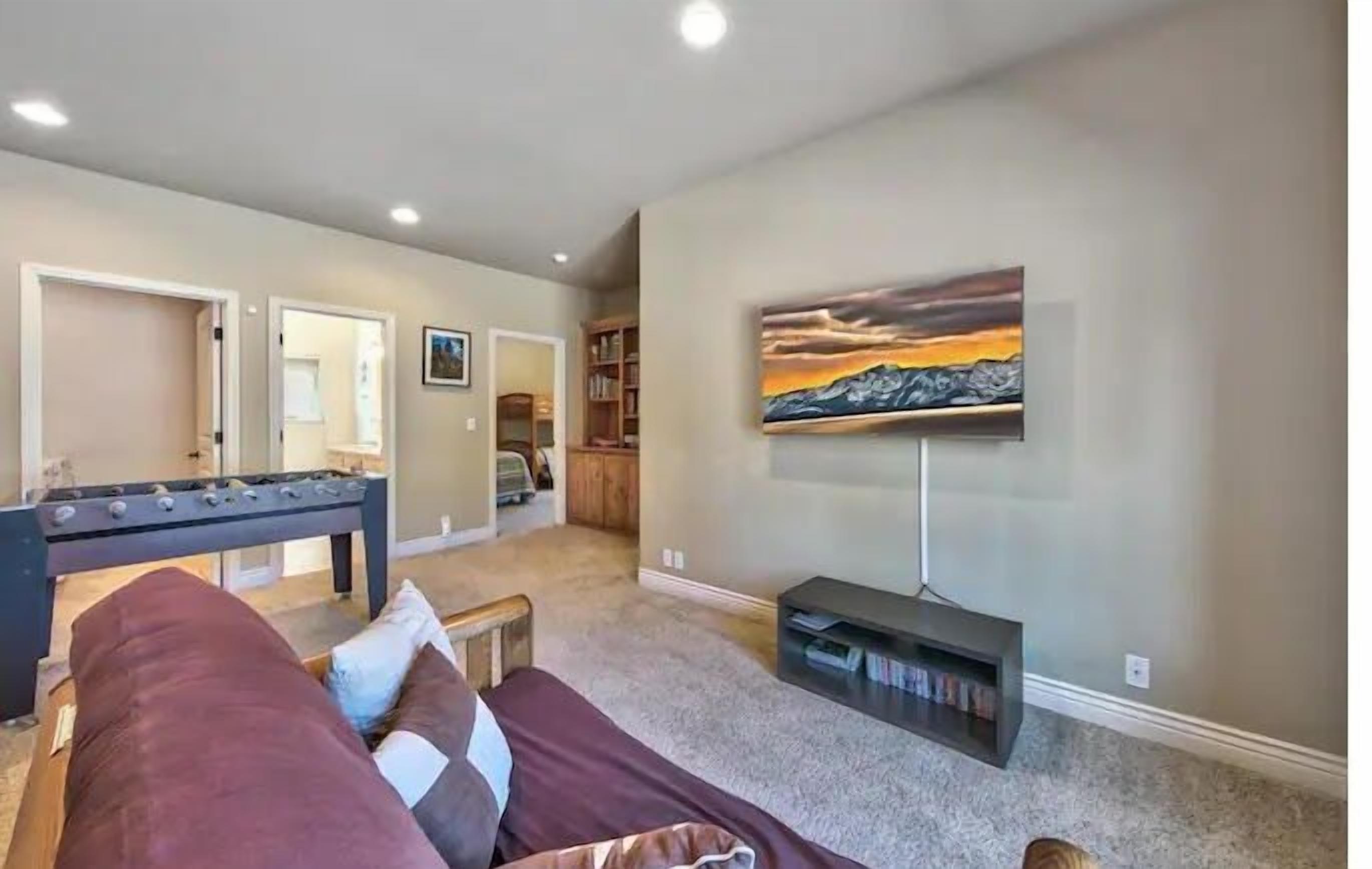 Smart TV, chimenea, futbolito y libros 