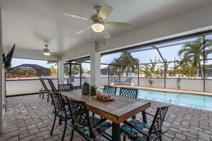 Outdoor dining - Experience luxury, Game Room, Heated Pool - Villa Resting Beach Place - Roelens (Cape Coral)