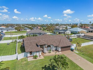 Exterior - Experience luxury, Game Room, Heated Pool - Villa Resting Beach Place - Roelens (Cape Coral)