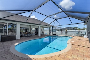 A heated pool - Experience luxury, Game Room, Heated Pool - Villa Resting Beach Place - Roelens (Cape Coral)