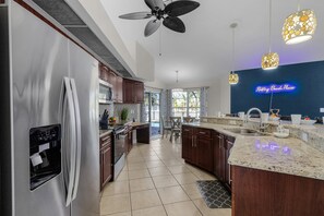 Fridge, microwave, oven, stovetop - Experience luxury, Game Room, Heated Pool - Villa Resting Beach Place - Roelens (Cape Coral)