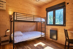 5 bedrooms, iron/ironing board, free WiFi, bed sheets