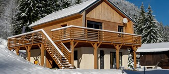 Chalet du Souillet mit Bergblick, privater Terrasse und WLAN