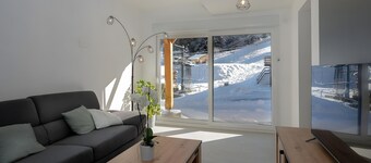 Chalet 'Du Planolet' with Mountain View, Private Terrace and Wi-Fi