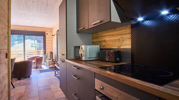 Réfrigérateur, micro-ondes, four, plaque de cuisson