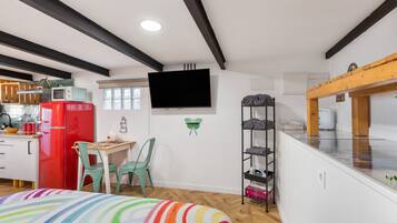 1 slaapkamer, een strijkplank/strijkijzer, gratis wifi, beddengoed