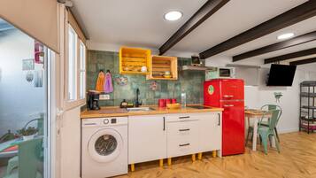 Jääkaappi, mikroaaltouuni, liesi, kahvin-/teenkeitin