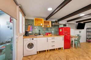 Jääkaappi, mikroaaltouuni, liesi, kahvin-/teenkeitin