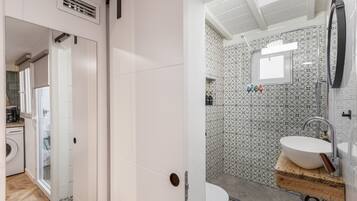 Shower, hair dryer, towels