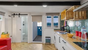 Jääkaappi, mikroaaltouuni, liesi, kahvin-/teenkeitin