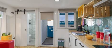 Frigorífico, microondas, placa de cocina y cafetera o tetera