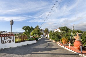 A street leading to a building with a sign reading 'Lomo Salas.' - Vacation Apartment 'Loft Lisara' with Mountain View, Wi-Fi and Air Conditioning (Telde)
