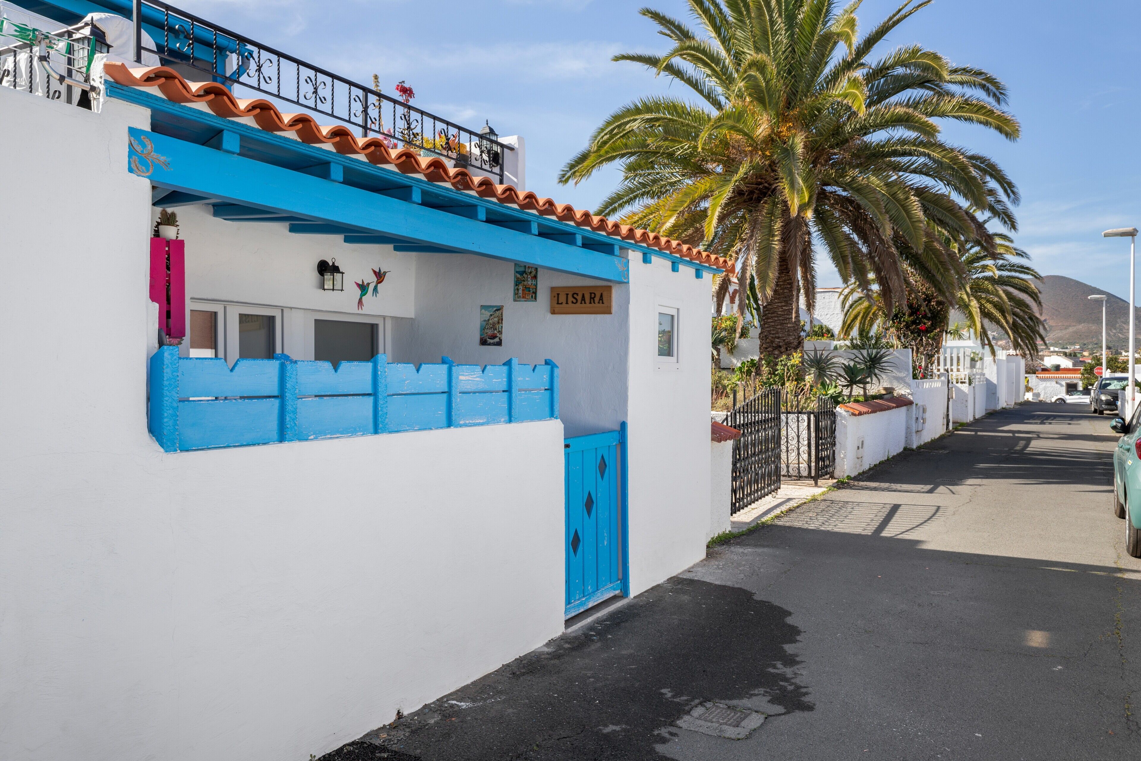 Un edificio con una puerta azul y un letrero que dice 'LISARA'.