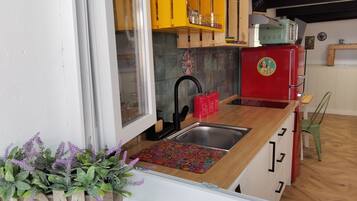 Refrigerador, microondas, parrilla de estufa y cafetera y tetera