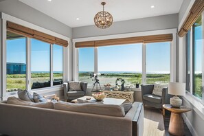 TV connectée, cheminée, table de tennis de table, livres