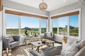 TV connectée, cheminée, table de tennis de table, livres