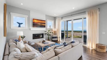 TV connectée, cheminée, table de tennis de table, livres