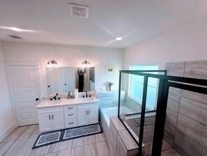 Douche, séchoir à cheveux, serviettes fournies, shampooing