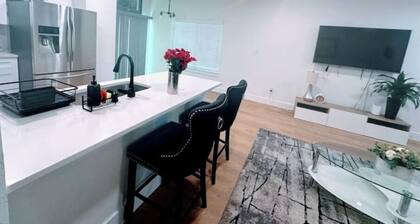 Houston Luxe Retreat 3BR3.5BA Staycation Vacation Home office for Professionals