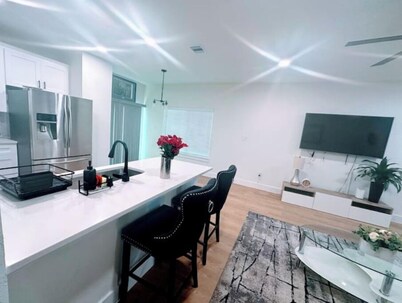 Houston Luxe Retreat 3BR3.5BA Staycation Vacation Home office for Professionals