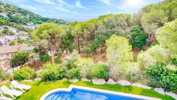 A residential area with a swimming pool, trees, and houses. - Villa 'Costacabana -  La Luna' with Sea View, Private Pool and Wi-Fi (Lloret de Mar)